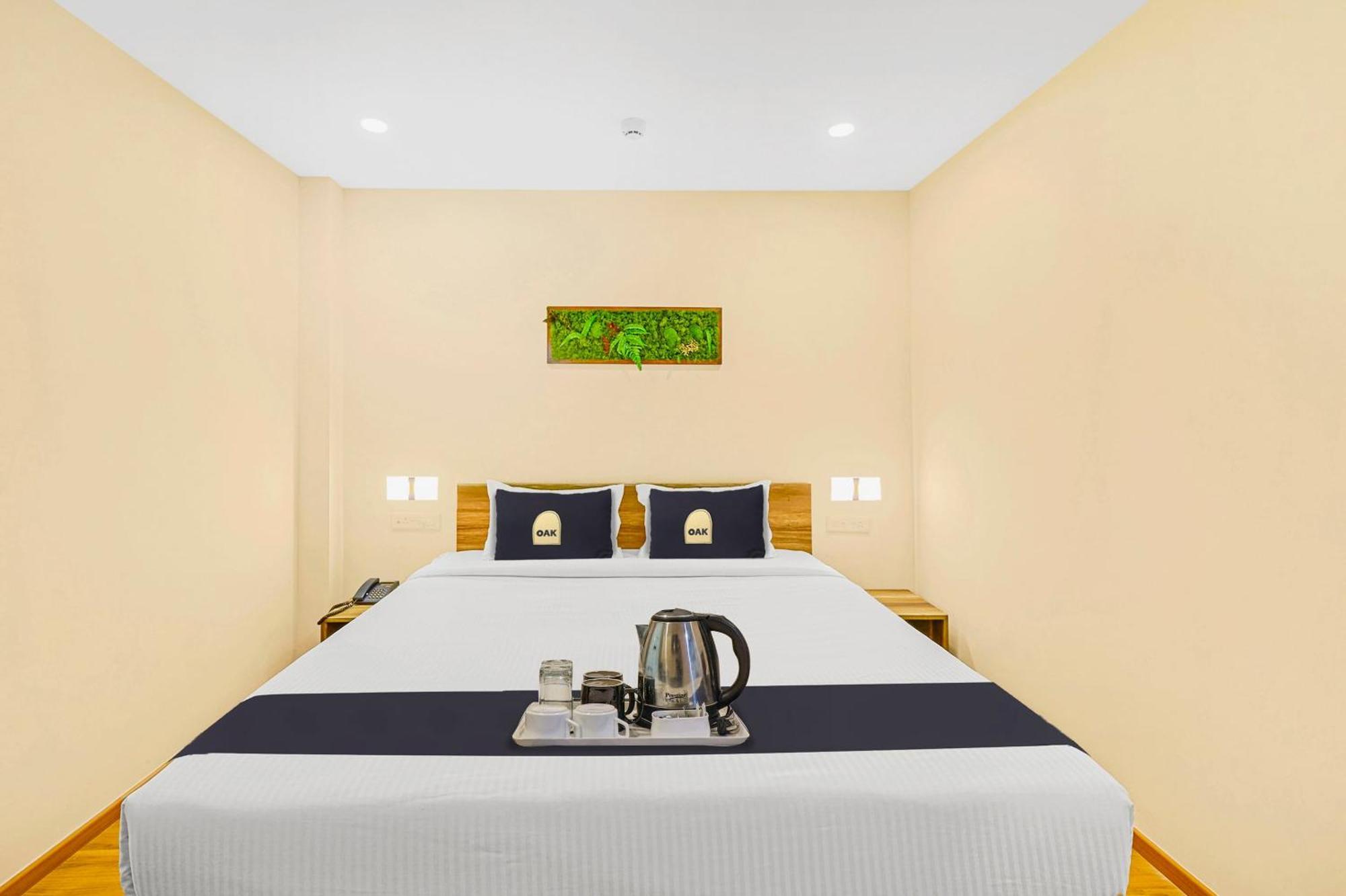 Super Townhouse Oak Hillside Aqua Hotel Khandagiri Exterior photo