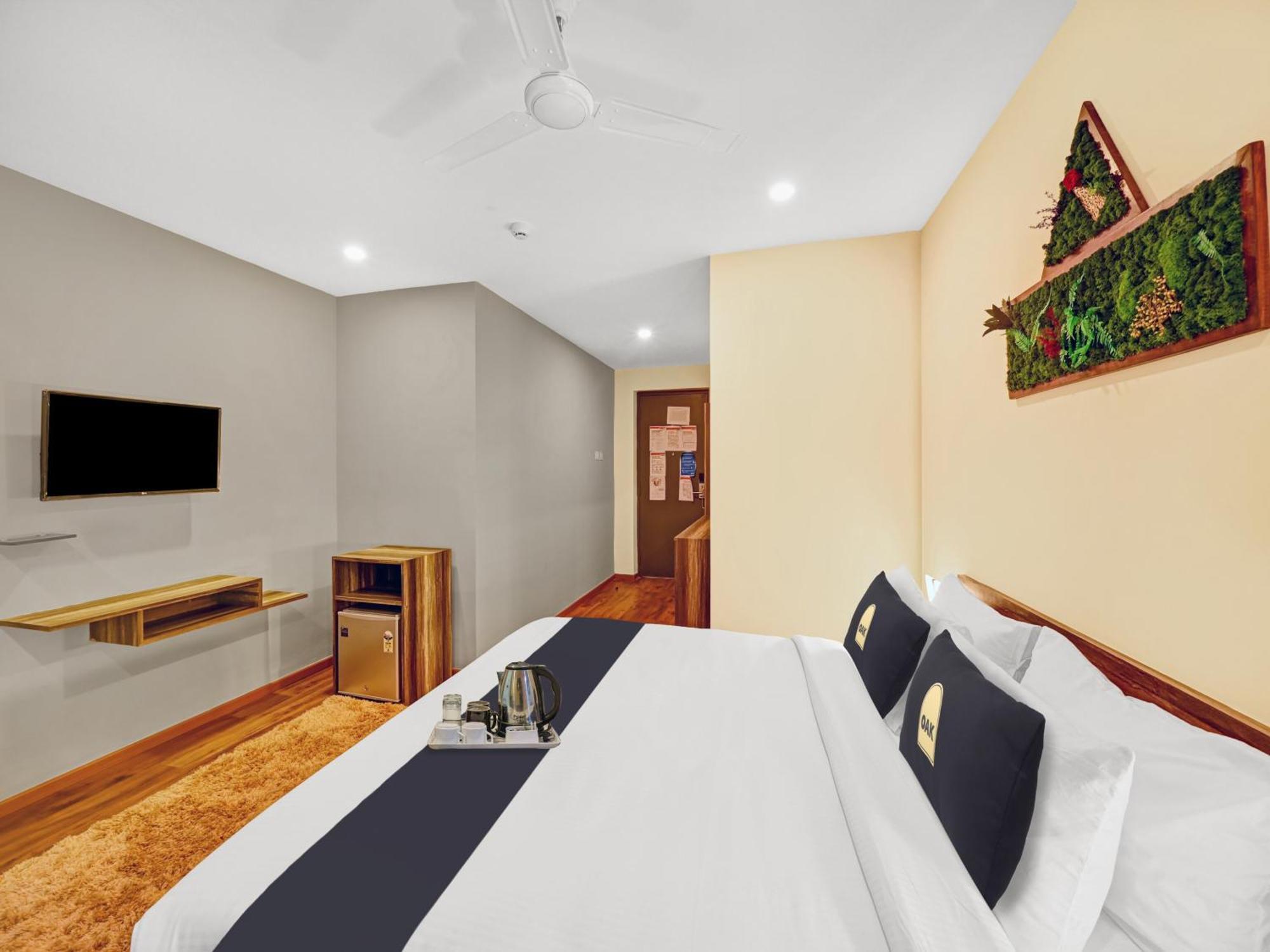 Super Townhouse Oak Hillside Aqua Hotel Khandagiri Exterior photo